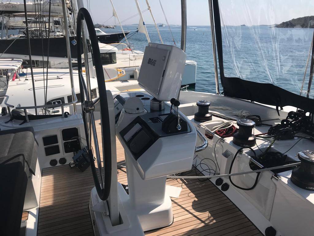 Lagoon 52F  Big Mama (AC, WM, Generator, Inverter, Tender Lift)