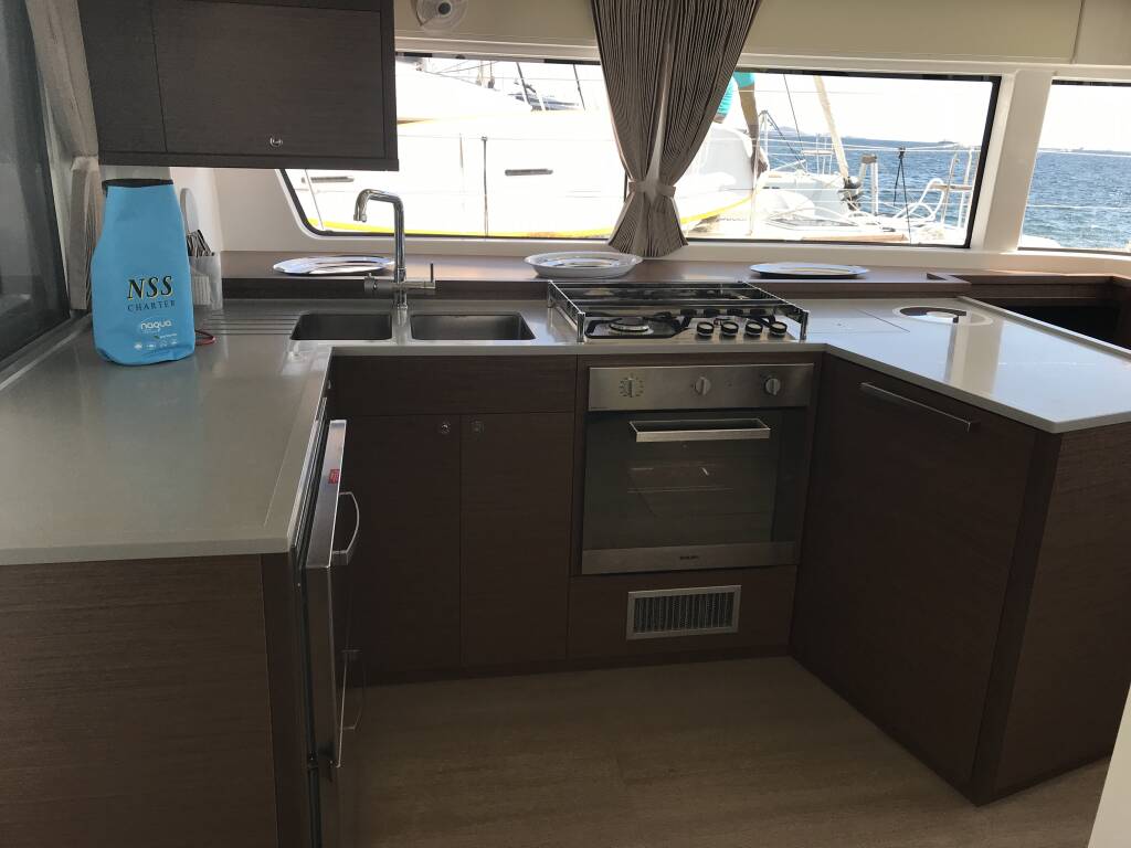 Lagoon 52F  Big Mama (AC, WM, Generator, Inverter, Tender Lift)