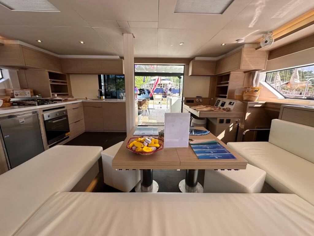 Lagoon 55  Maui- FIRST CLASS