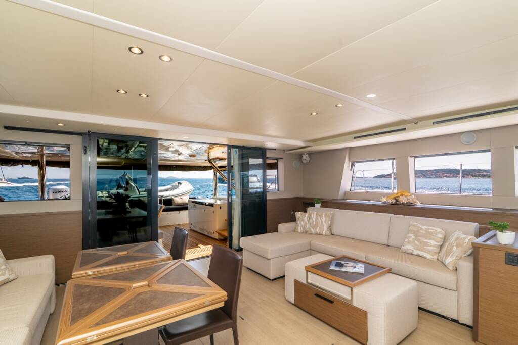 Lagoon 620  The Sun - FIRST CLASS