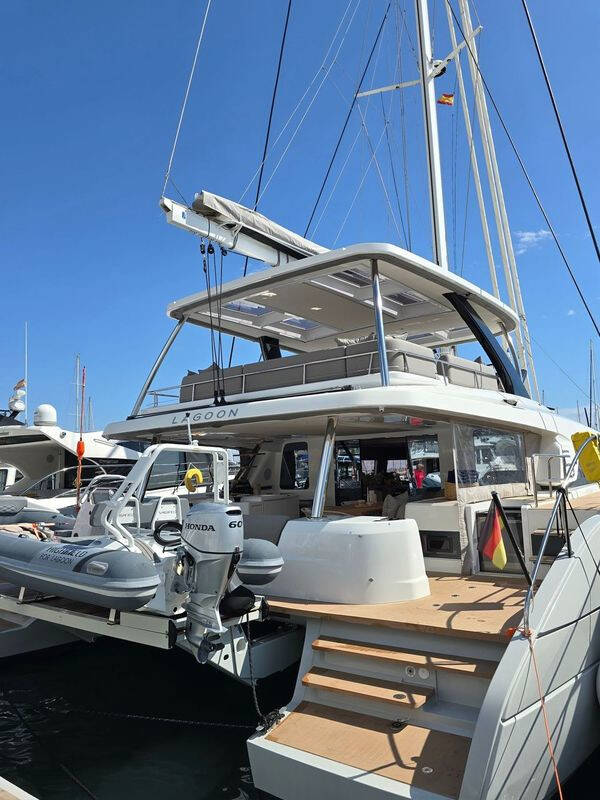 Lagoon Sixty5 TriWing Endor