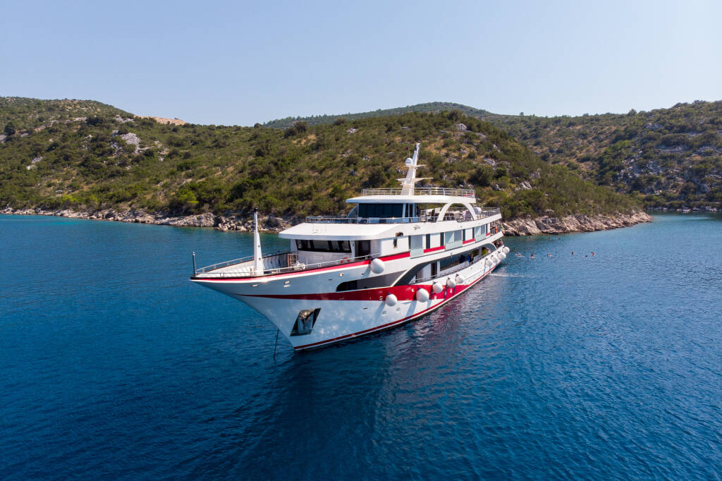 Luxury Motor Yacht Antaris
