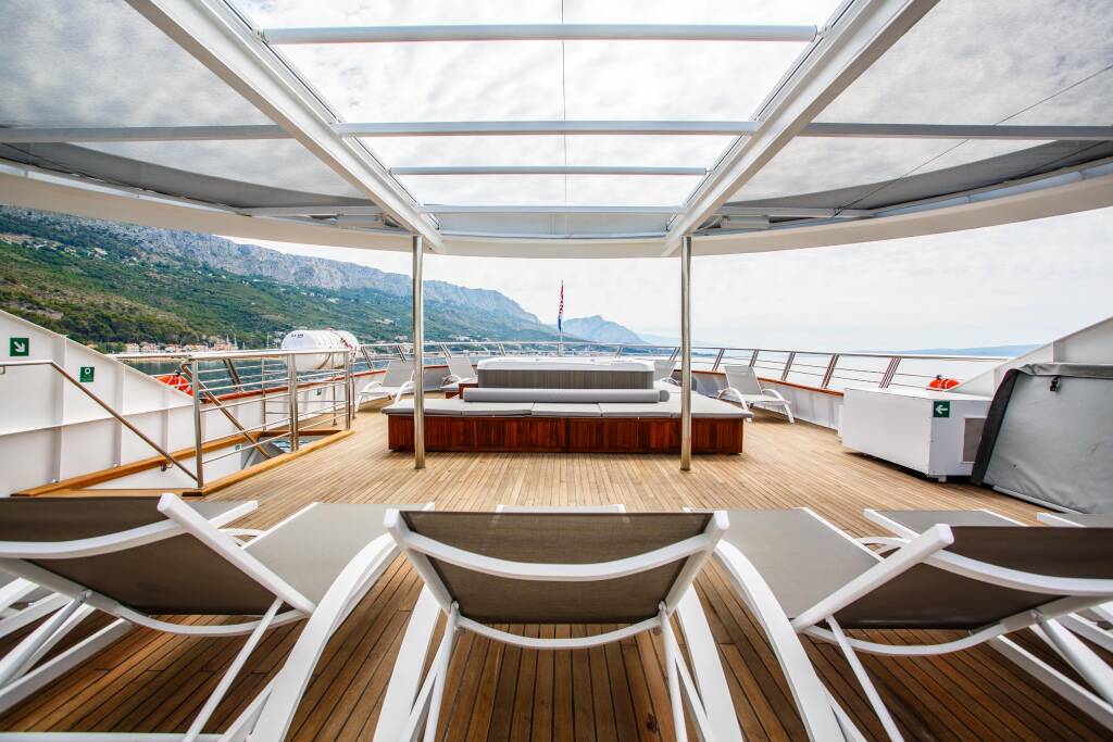 Luxury Motor Yacht Ban