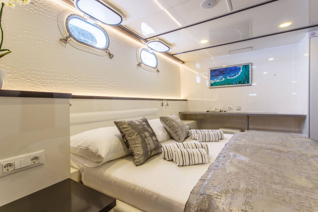 Luxury Motor Yacht Ban