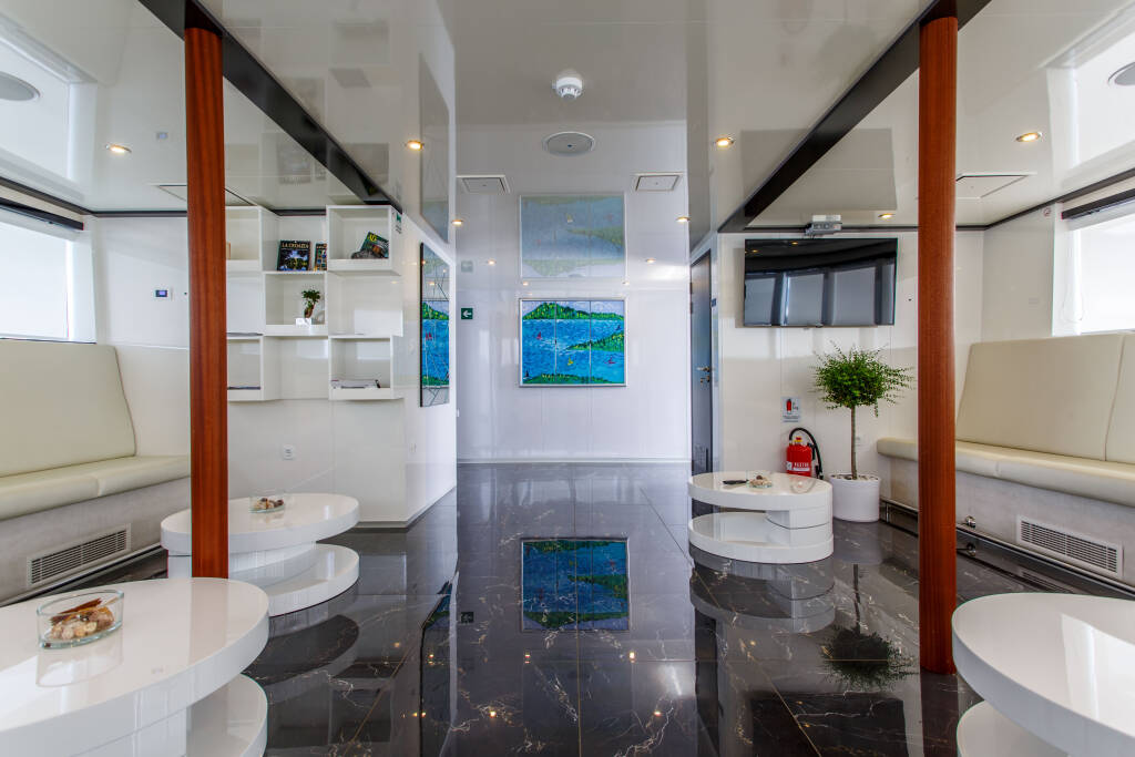 Luxury Motor Yacht Ban