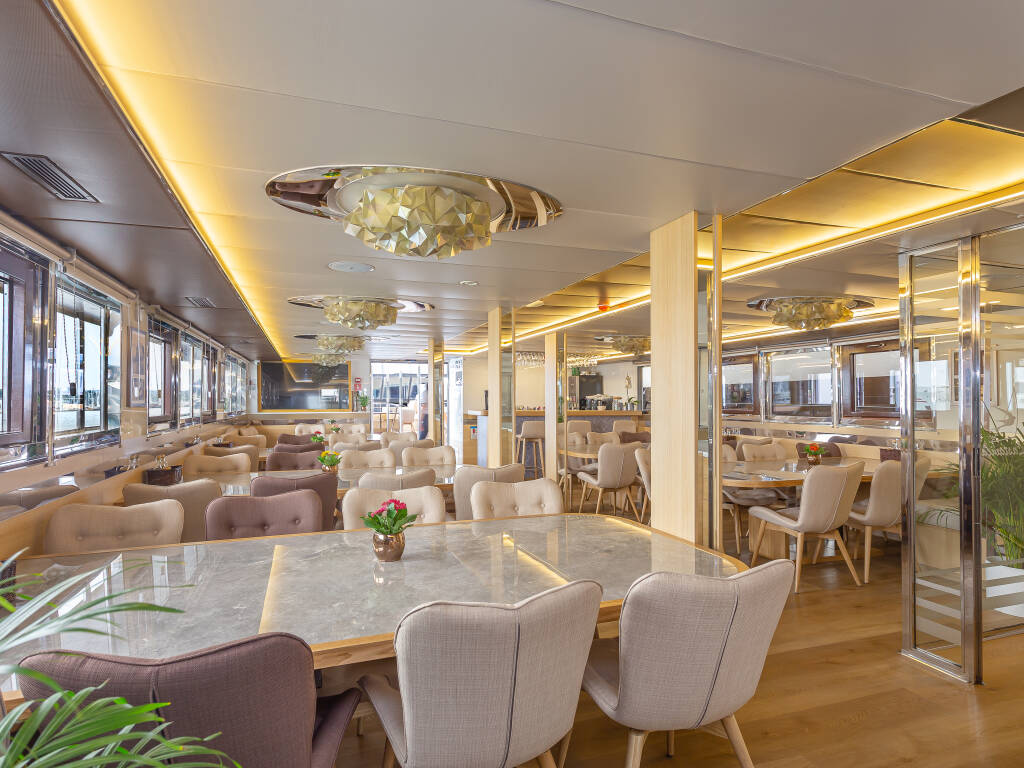Luxury Motor Yacht Swallow