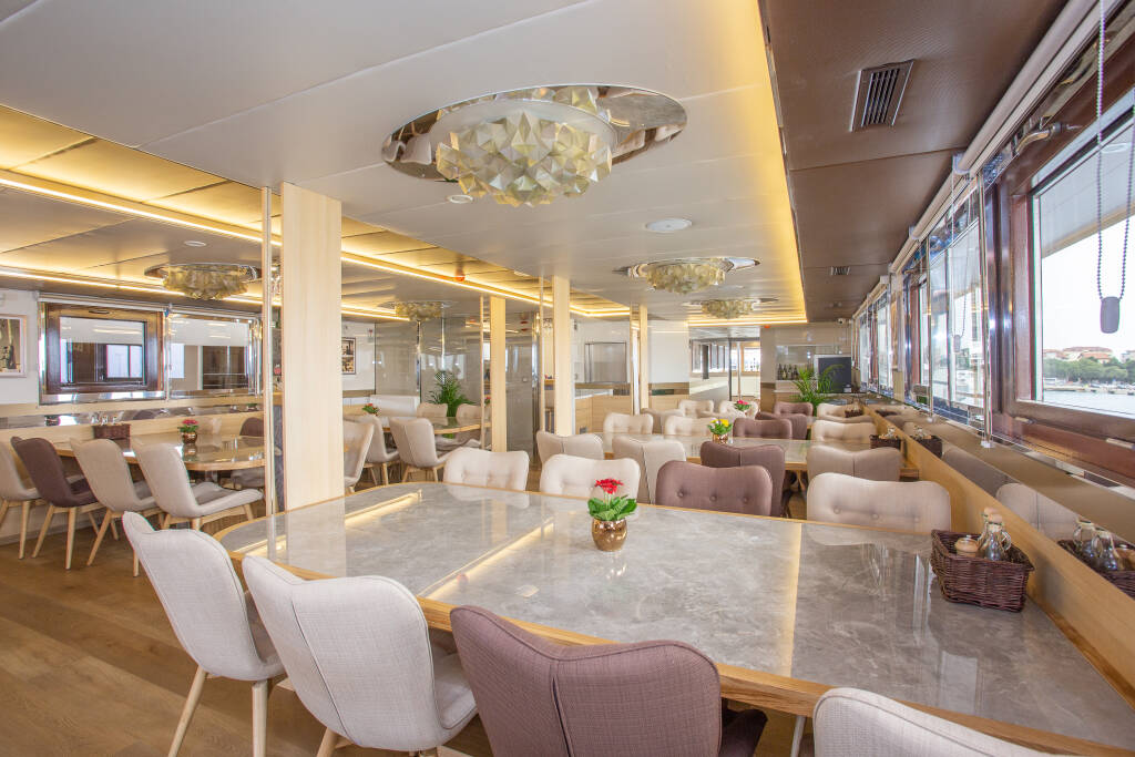 Luxury Motor Yacht Swallow