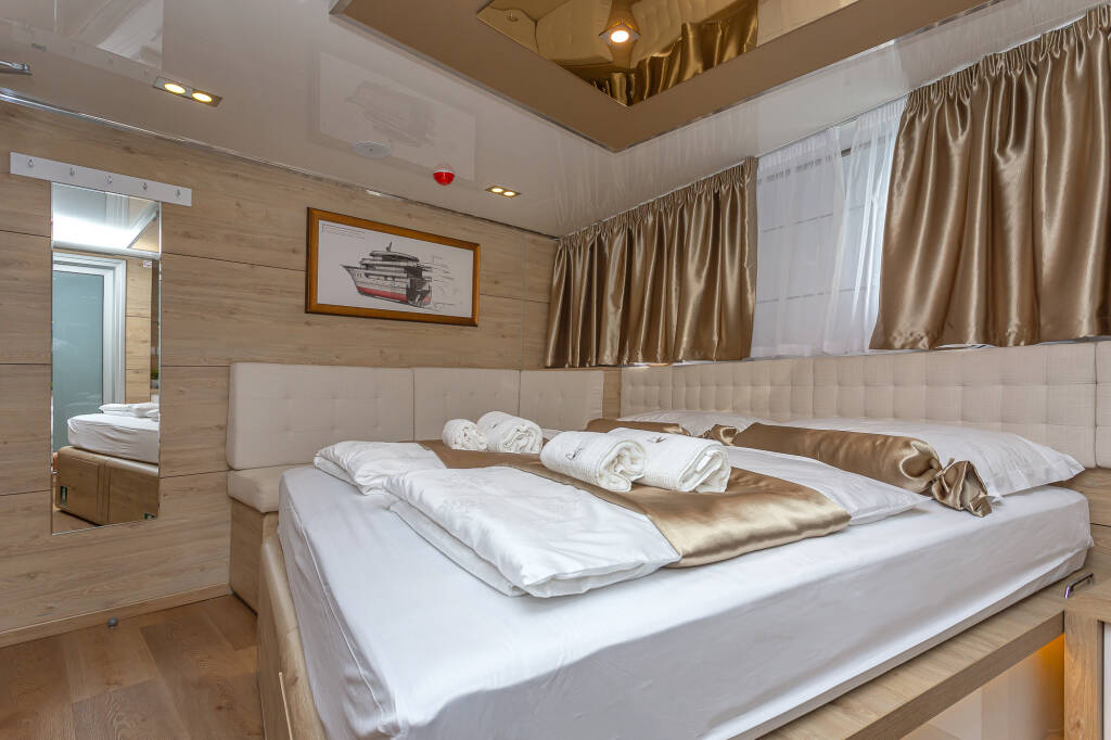 Luxury Motor Yacht Swallow