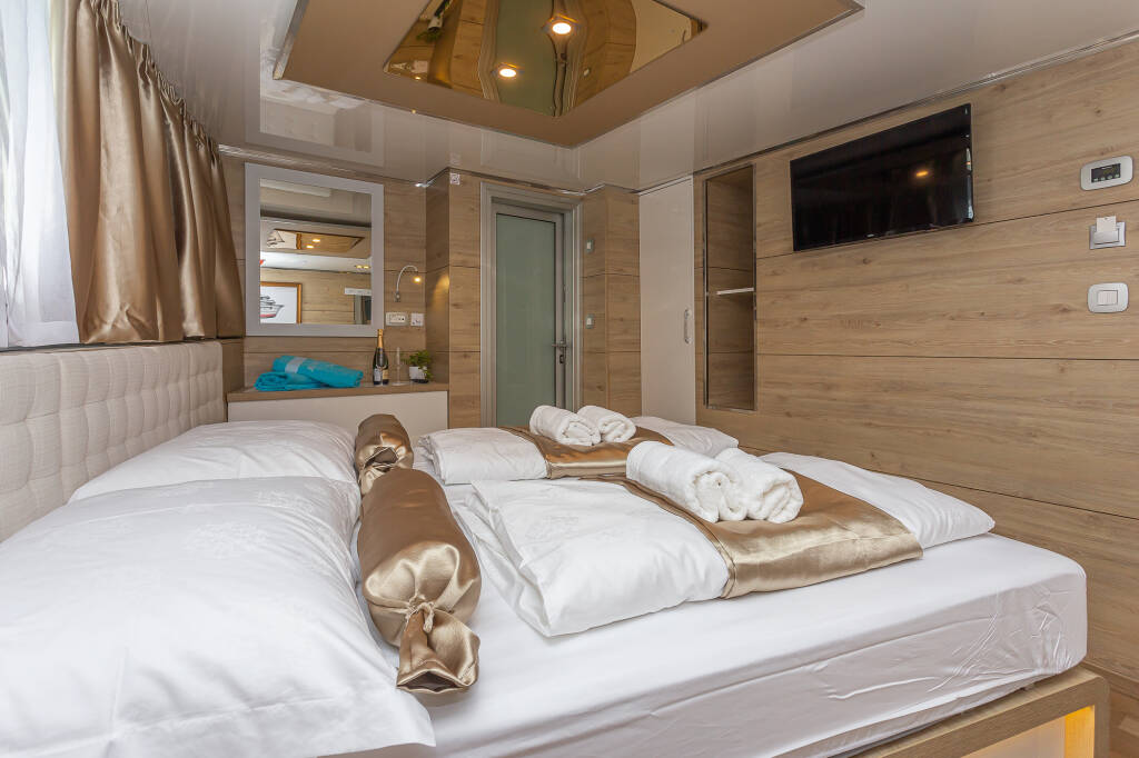 Luxury Motor Yacht Swallow