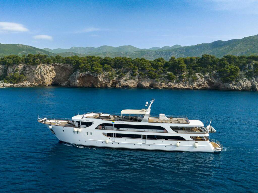 Luxury Motor Yacht • Diamond