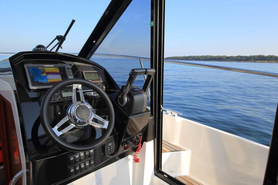 Merry Fisher 895 Offshore Salty Kiss