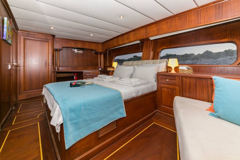 MOTORSAILOR DEA DEL MARE Dea Del Mare