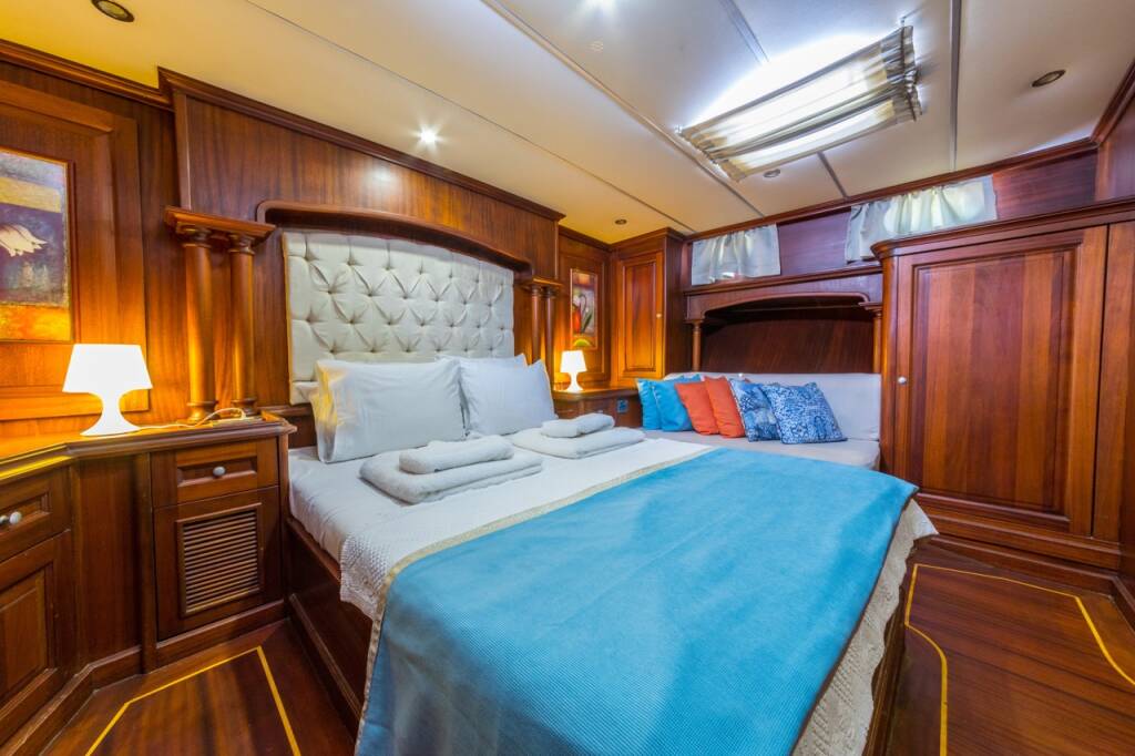 MOTORSAILOR DEA DEL MARE Dea Del Mare