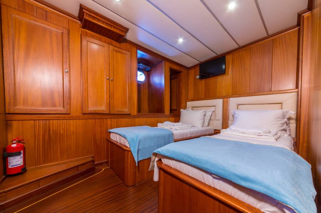 MOTORSAILOR DEA DEL MARE Dea Del Mare