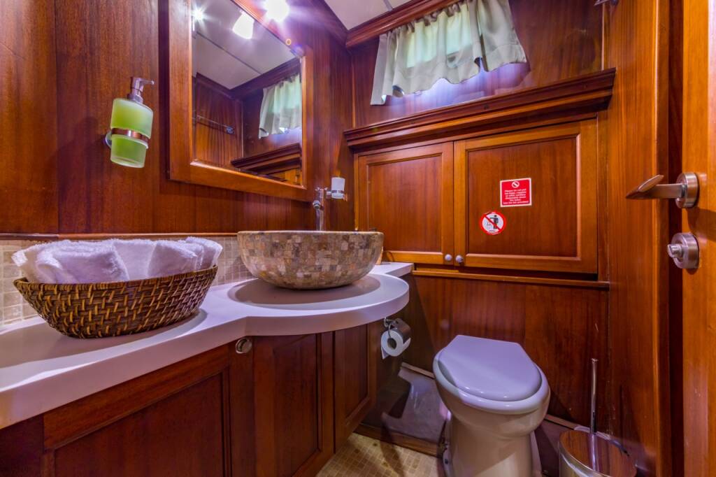 MOTORSAILOR DEA DEL MARE Dea Del Mare