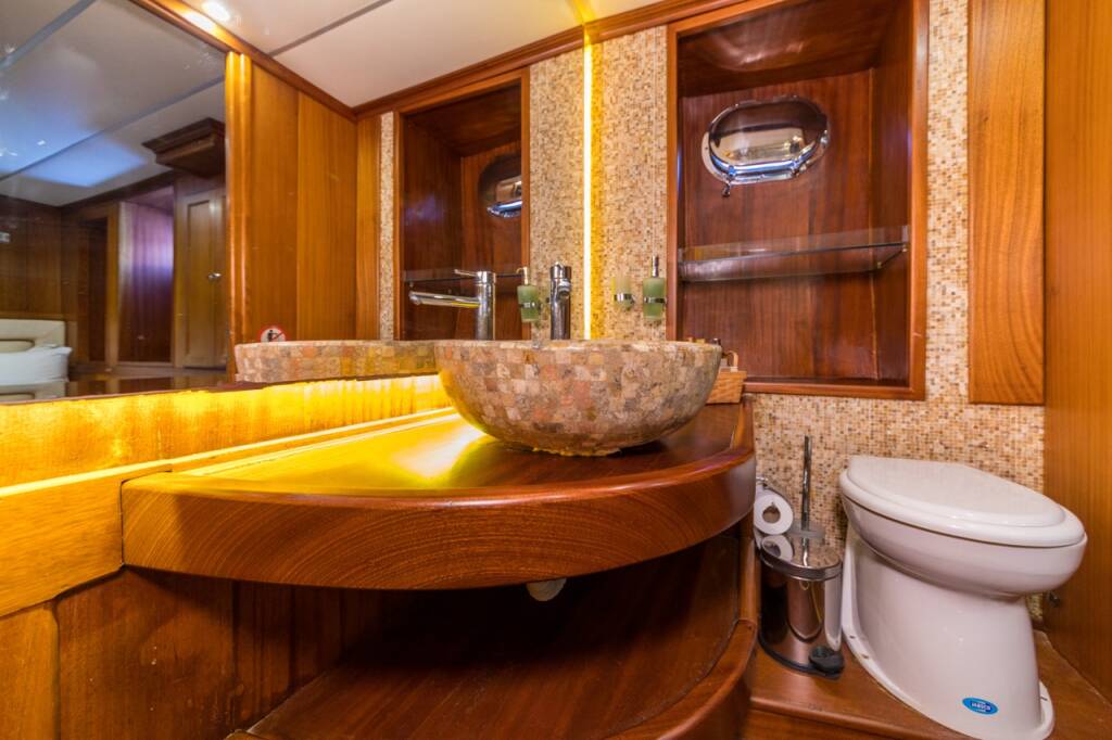 MOTORSAILOR DEA DEL MARE Dea Del Mare