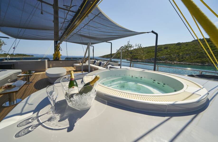 M/S Rara Avis Rara Avis