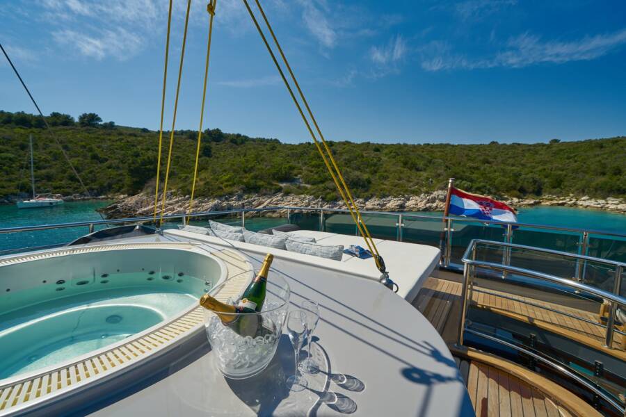 M/S Rara Avis Rara Avis