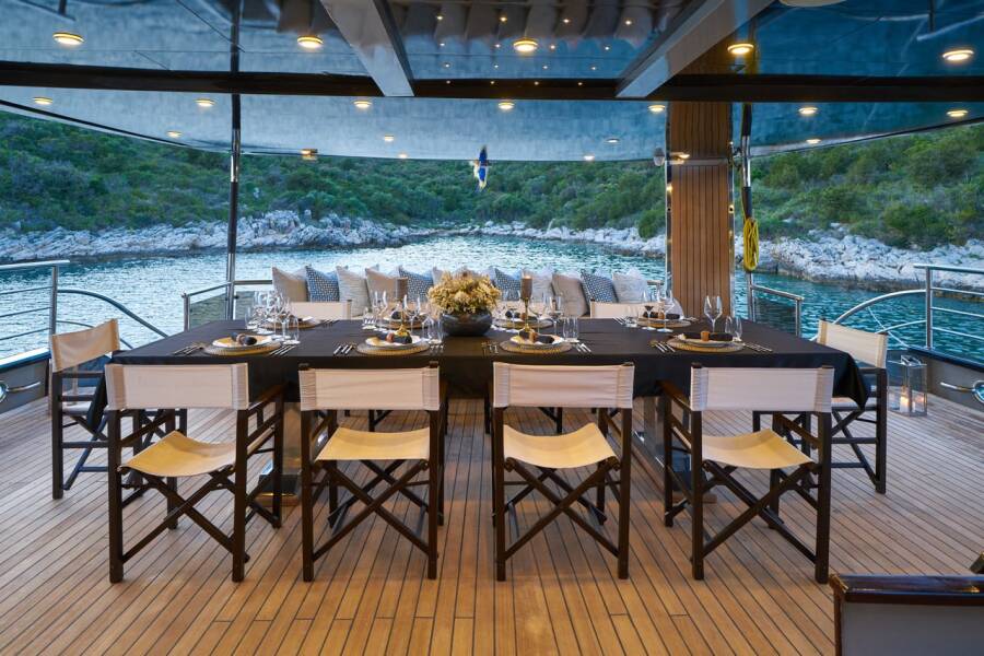 M/S Rara Avis Rara Avis