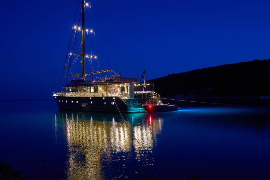 M/S Rara Avis Rara Avis