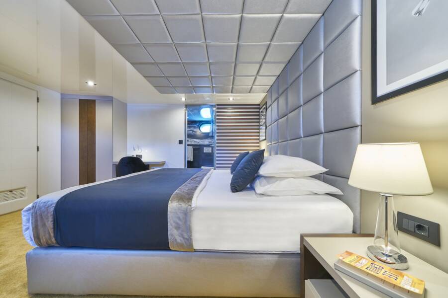 M/S Rara Avis Rara Avis