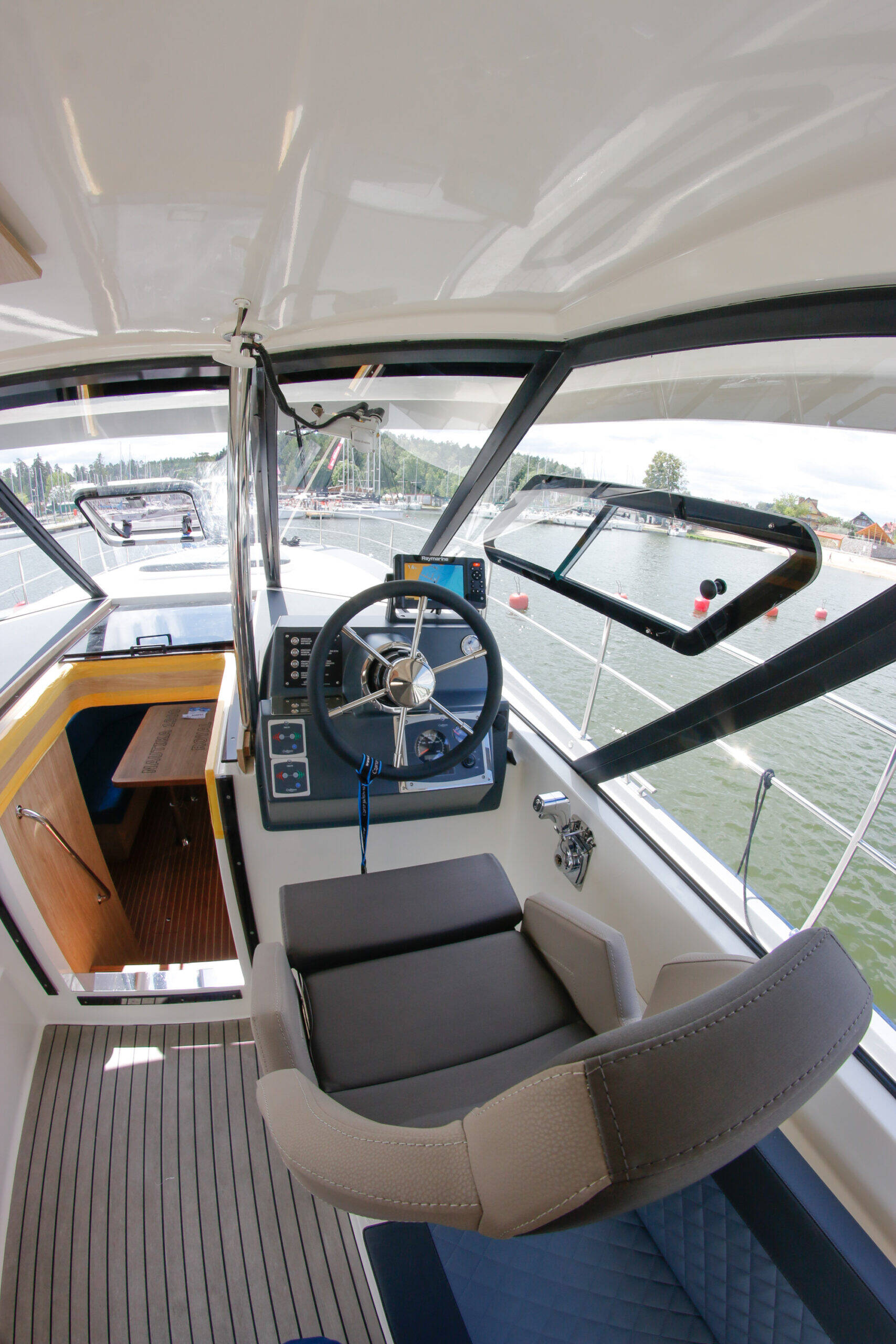 Nautika 1300 ROYAL Nautika 1300 Royal