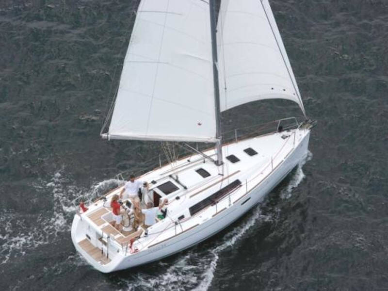 Oceanis 34 • Dizzy Lizzy