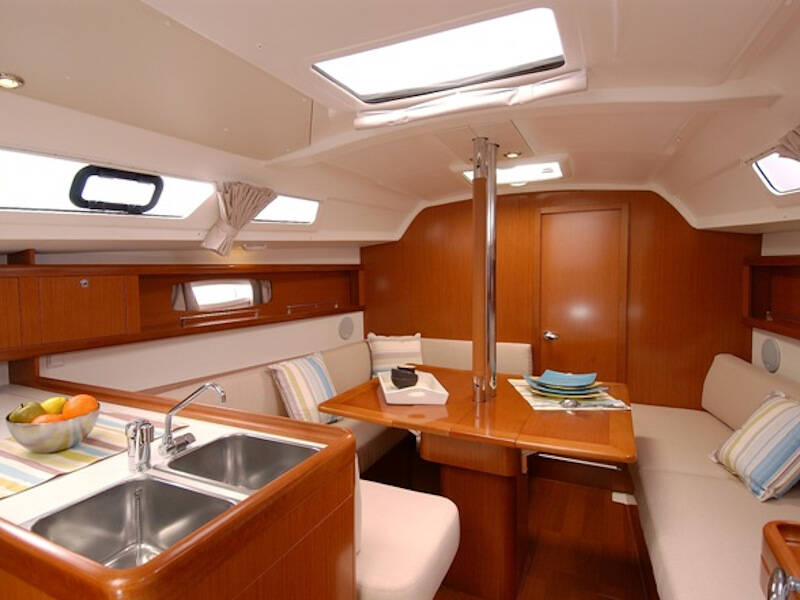 Oceanis 34 Dizzy Lizzy
