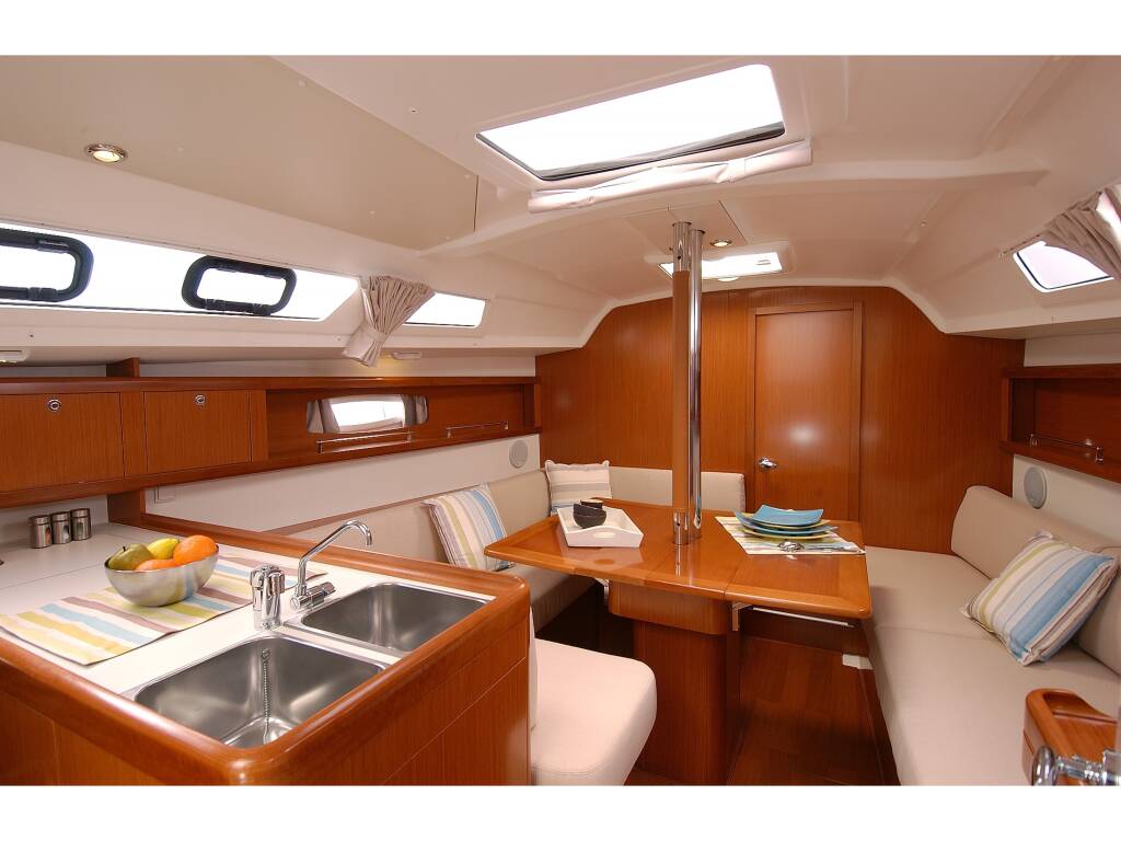 Oceanis 34 Fun Five