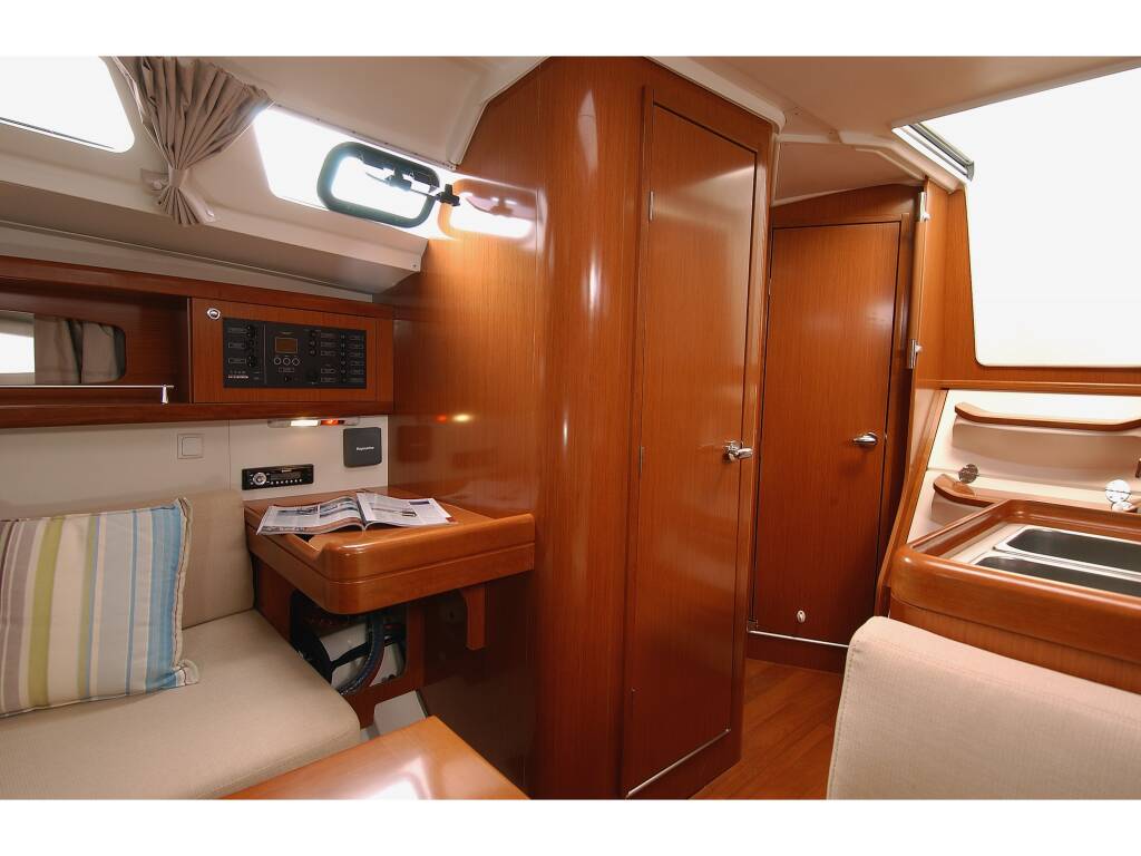 Oceanis 34 Fun Five