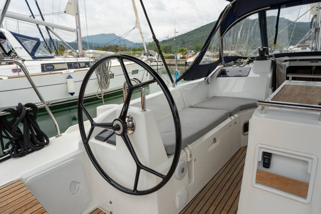 Oceanis 34.1 Pluto - Comfort line