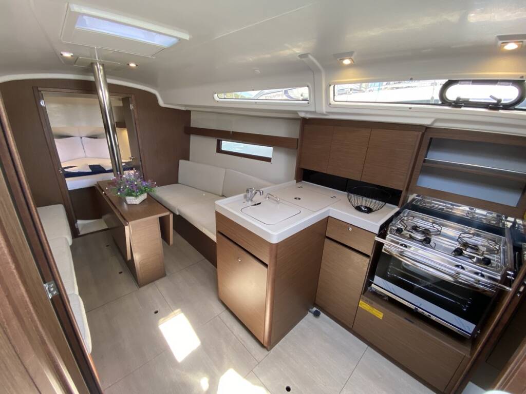 Oceanis 34.1 Domino