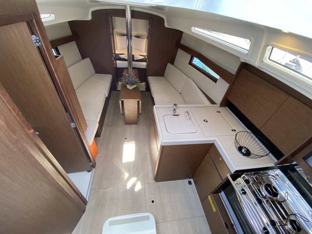 Oceanis 34.1 Domino