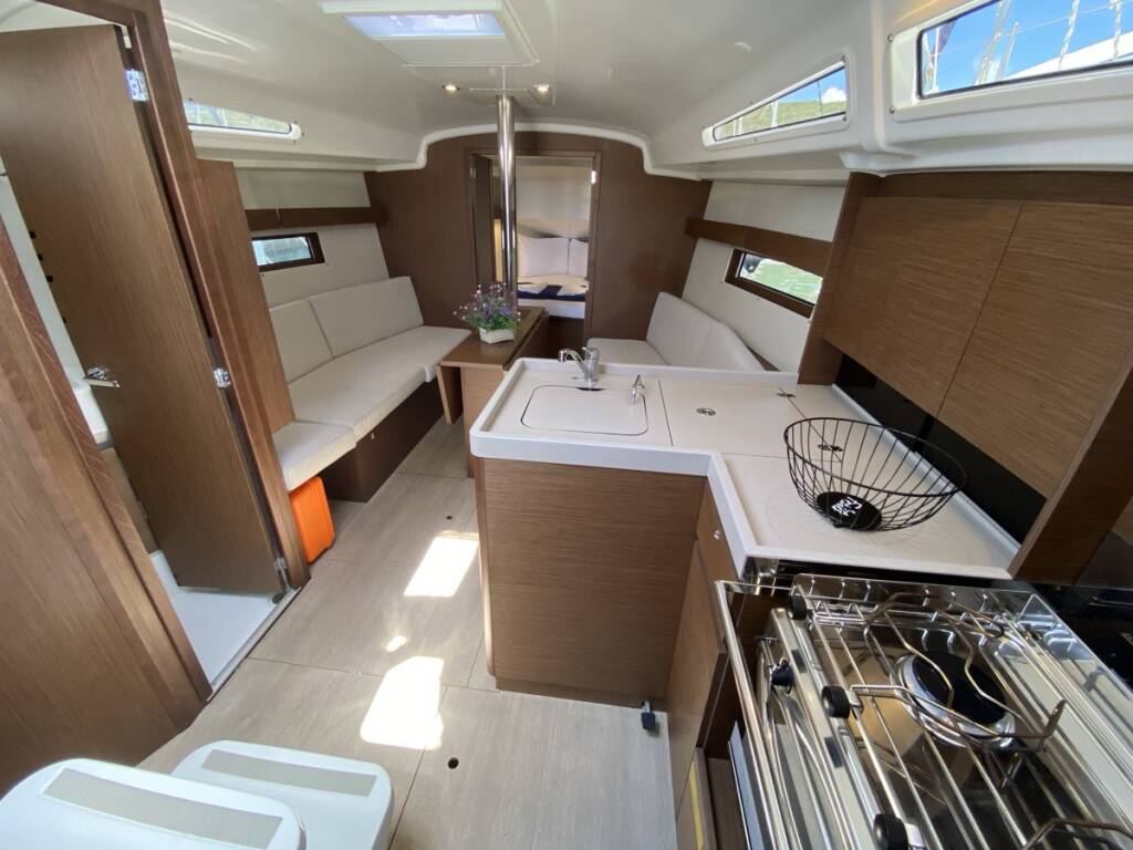 Oceanis 34.1 Domino