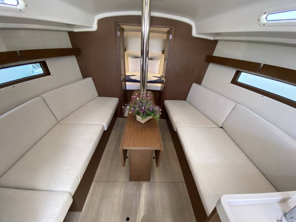 Oceanis 34.1 Domino