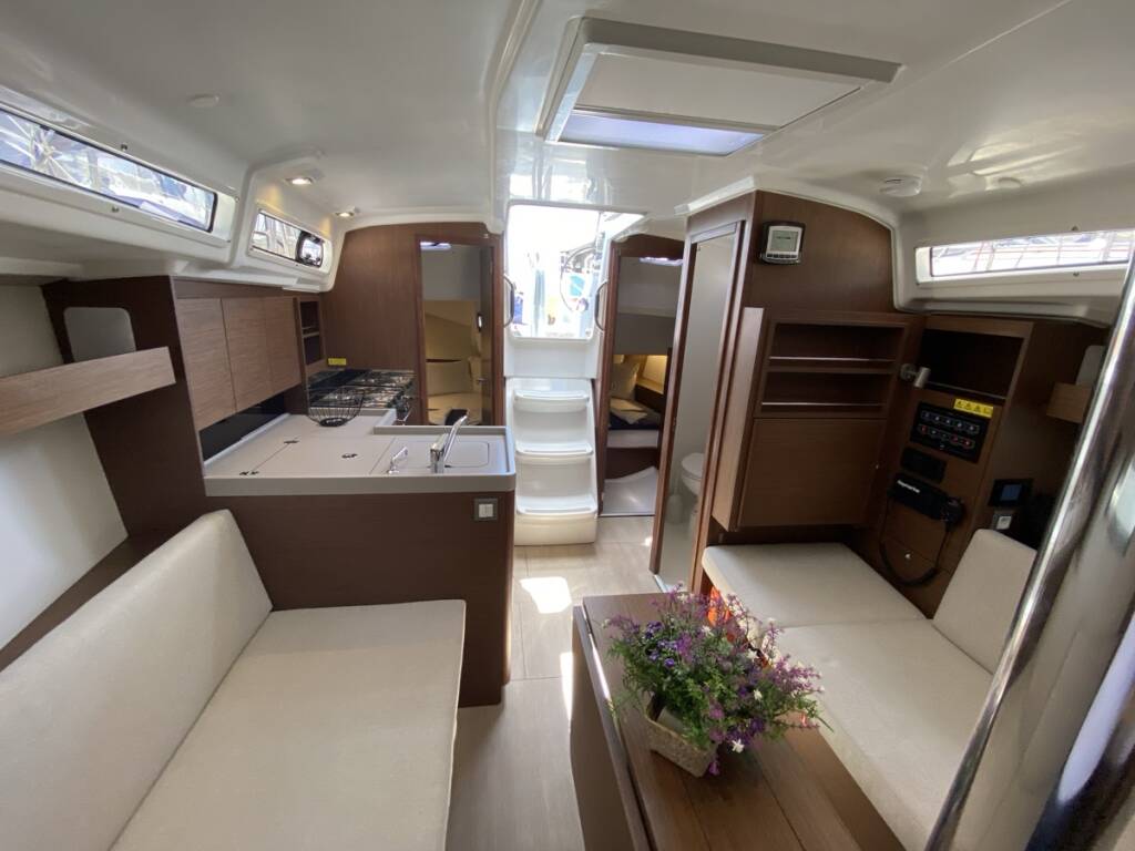 Oceanis 34.1 Domino
