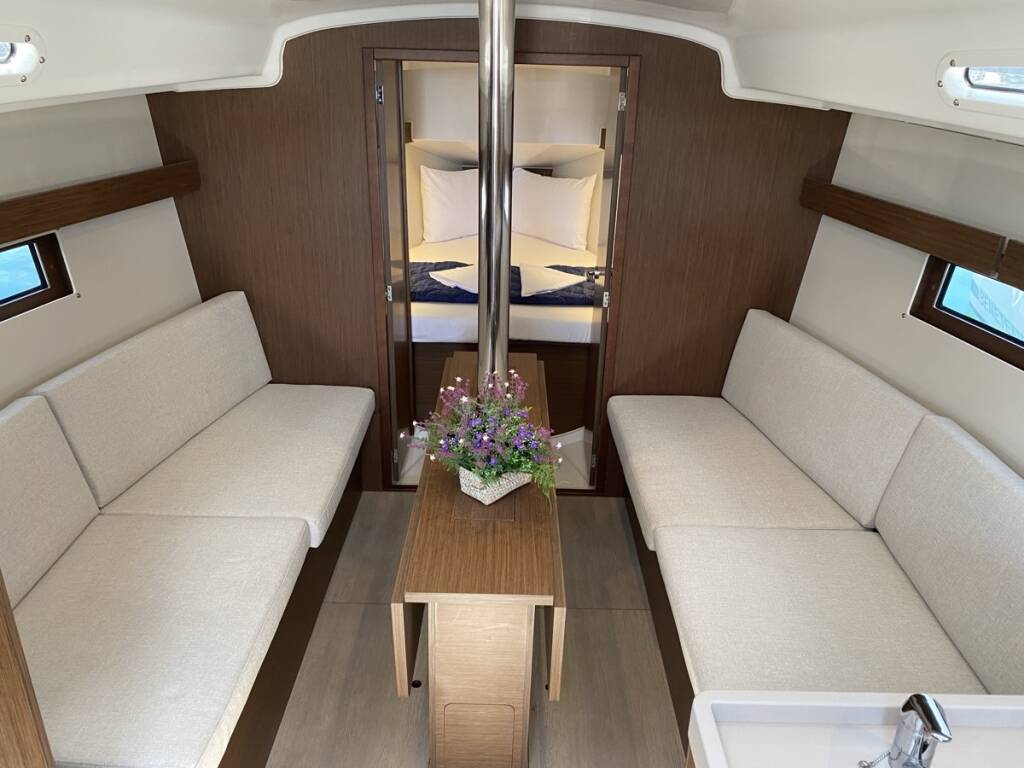Oceanis 34.1 Domino