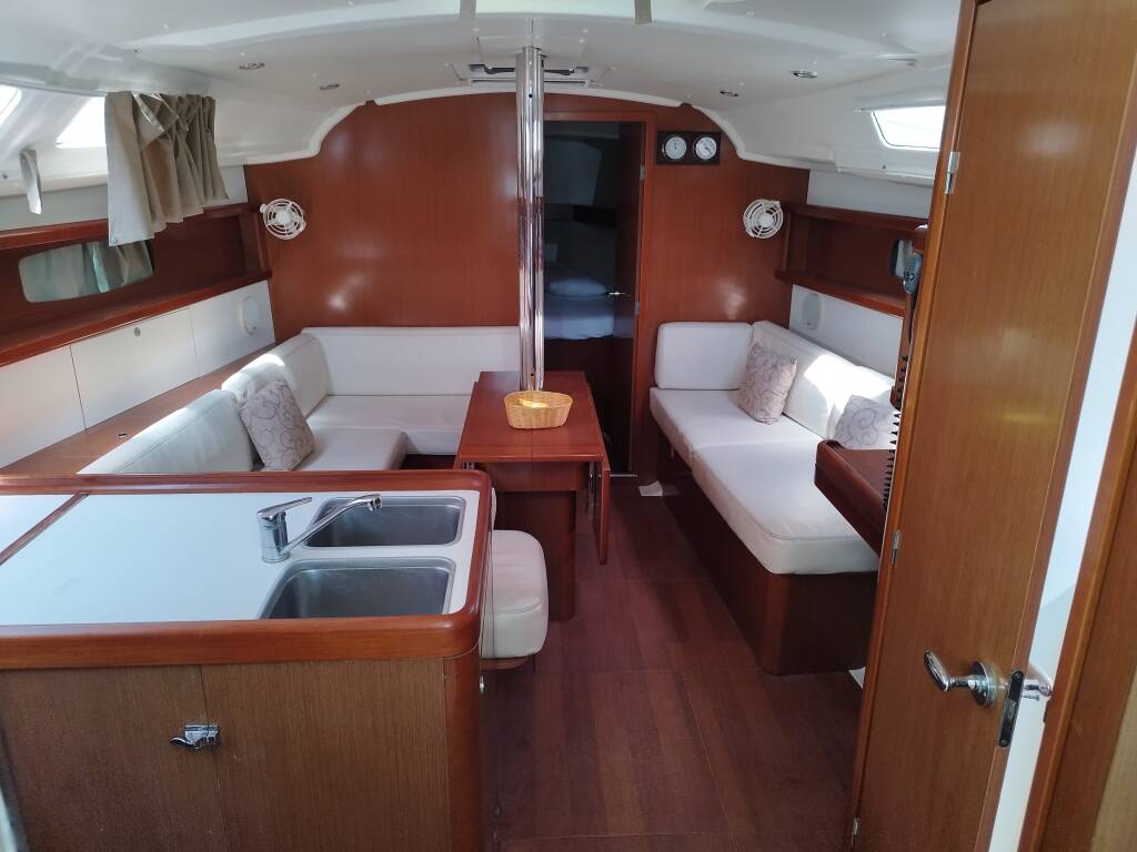 Oceanis 37 MINA "Sails 2025"