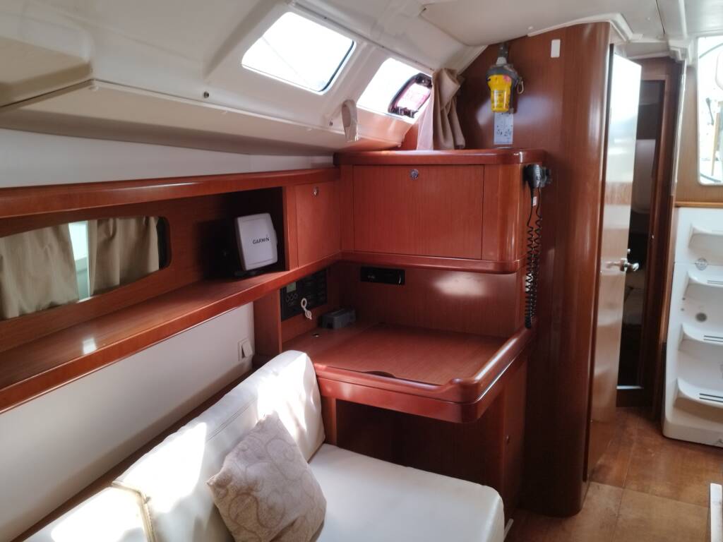 Oceanis 37 MINA "Sails 2025"