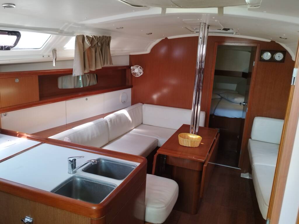 Oceanis 37 MINA "Sails 2025"