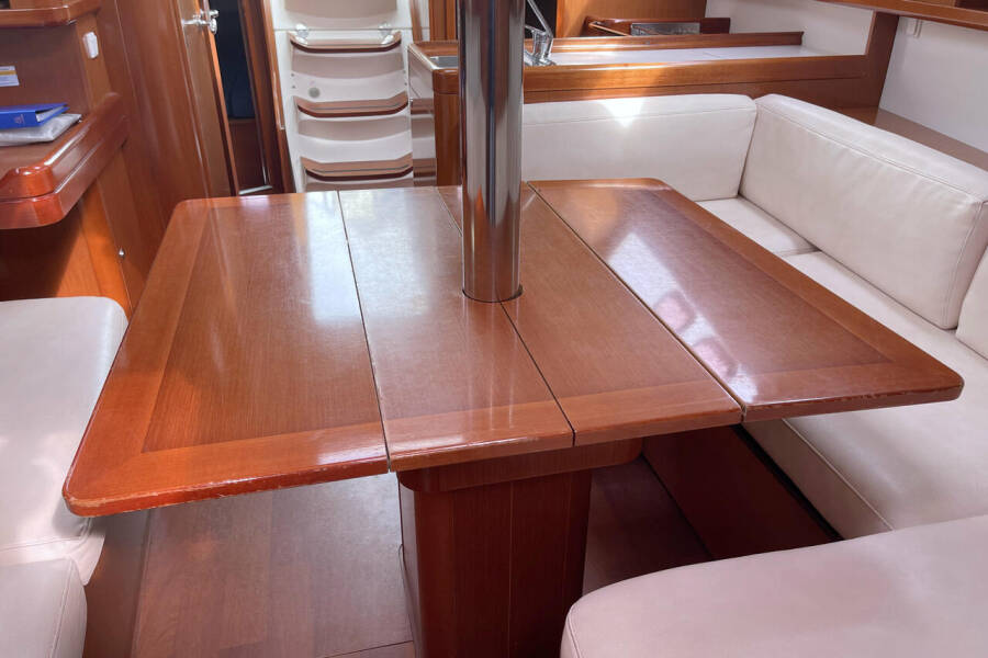 Oceanis 37 White Horse