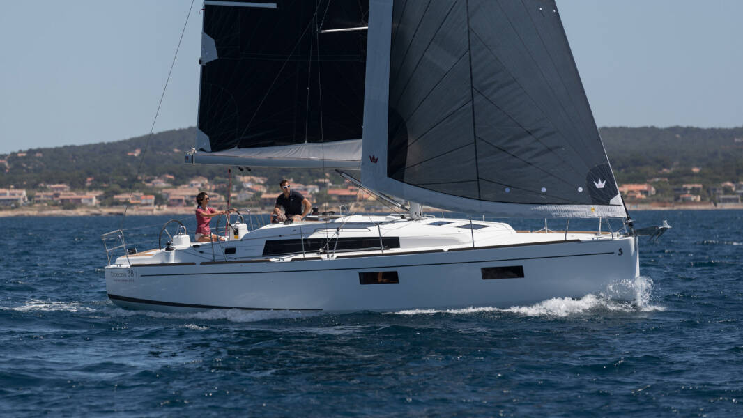 Oceanis 38.1 • Maja