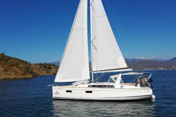 Oceanis 38.1 • Rosa Bella