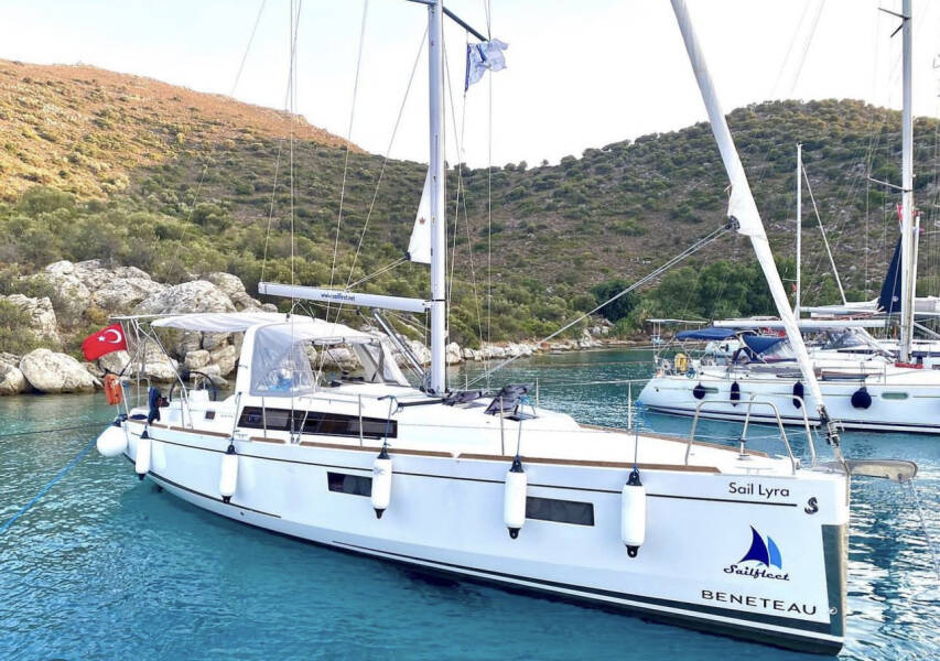 Oceanis 38.1 • Sail Lyra