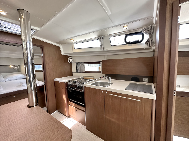 Oceanis 38.1 Sail Bellatrix