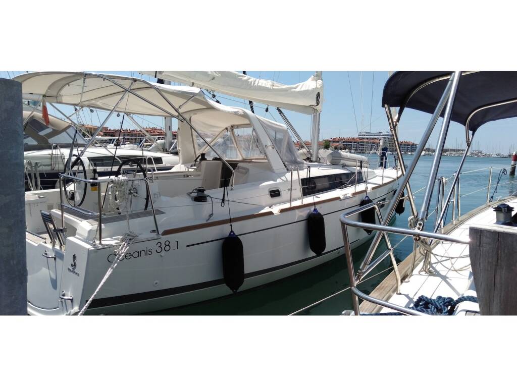 Oceanis 38.1 • Follia
