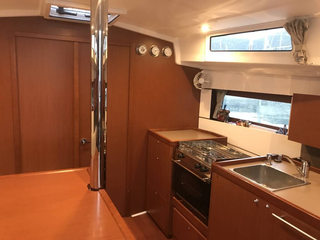 Oceanis 38.1 Baby Dory