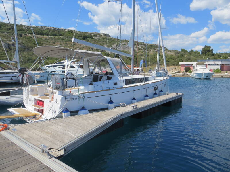 Oceanis 38.1 • Eleven