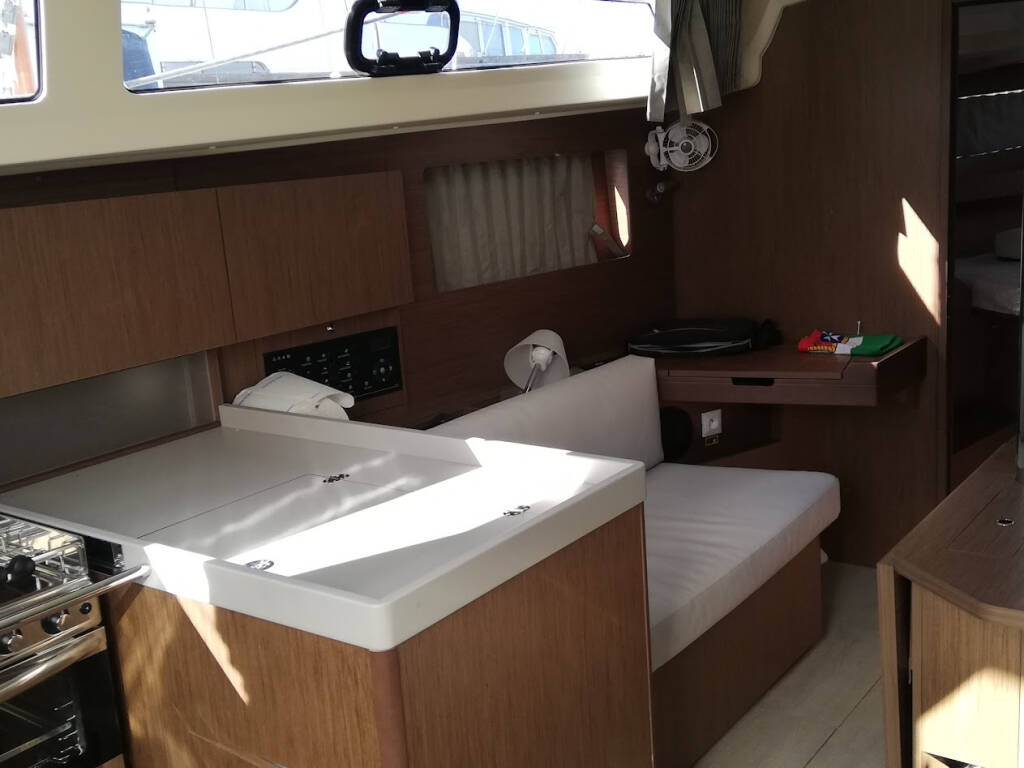 Oceanis 38.1 Chica