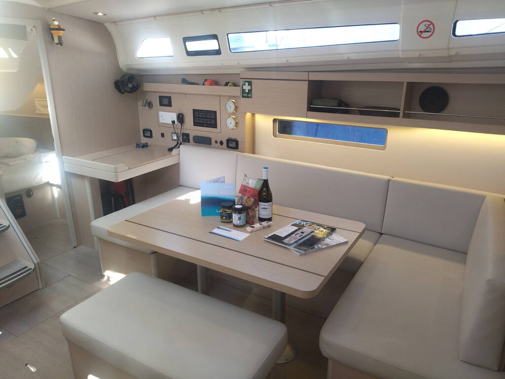Oceanis 40.1  MAGNUM (Premium Specs: air condition, Electric WC, Inverter, Underwater lights)